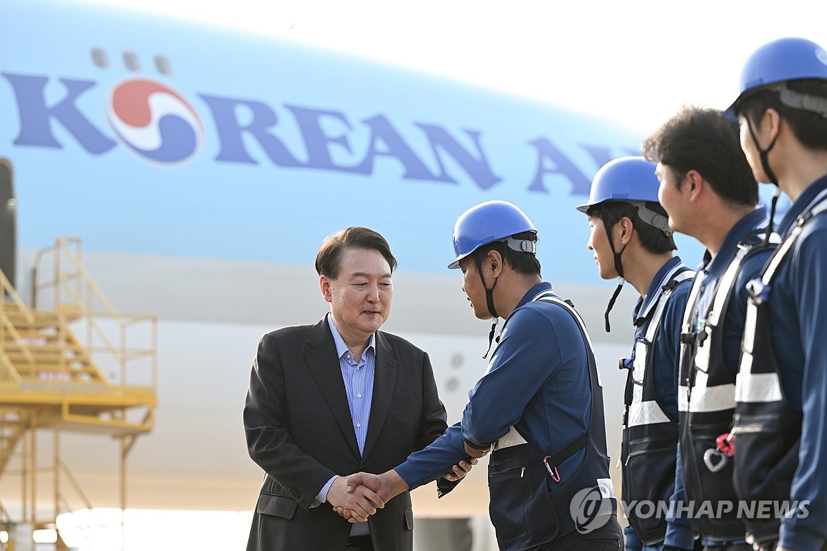 尹, 인천공항 화물터미널 찾아 "5천만 내수시장으론 부족"(종합)