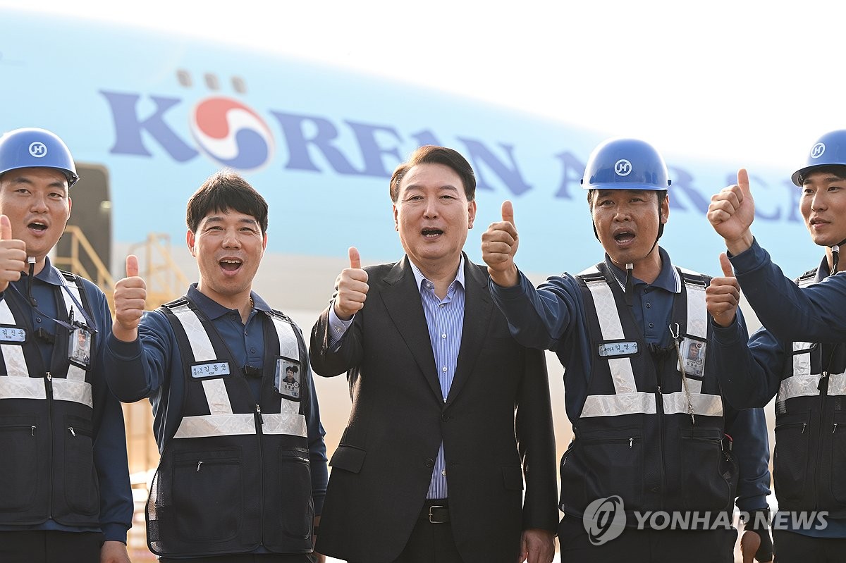 尹, 인천공항 화물터미널 찾아 "5천만 내수시장으론 부족"(종합)