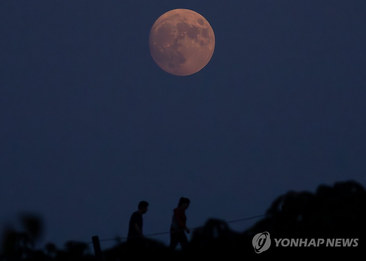 구름 사이로 한가위 보름달…아침엔 안개 주의