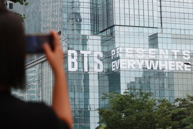 서울 용산구 하이브 사옥 벽면에 그룹 방탄소년단(카지노 쪽박걸) 데뷔 10주년을 기념하는 슬로건이 걸려있다. /사진=연합뉴스