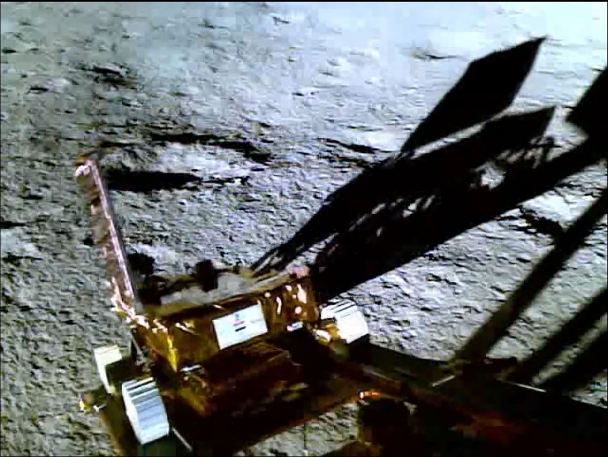 인도 무인 달 탐사선 찬드라얀 3호에서 나온 탐사 로봇이 달 표면에서 이동하고 있다. 세계 최초로 달 남극 착륙에 성공한 인도는 전날부터 탐사 로봇을 활용해 달 표면을 탐사하기 시작했다. 사진=인도우주연구기구(ISRO) 제공