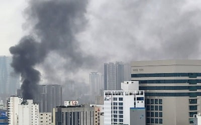 [속보] 부산 폐목욕탕 화재·폭발…소방관·공무원 등 10여명 부상