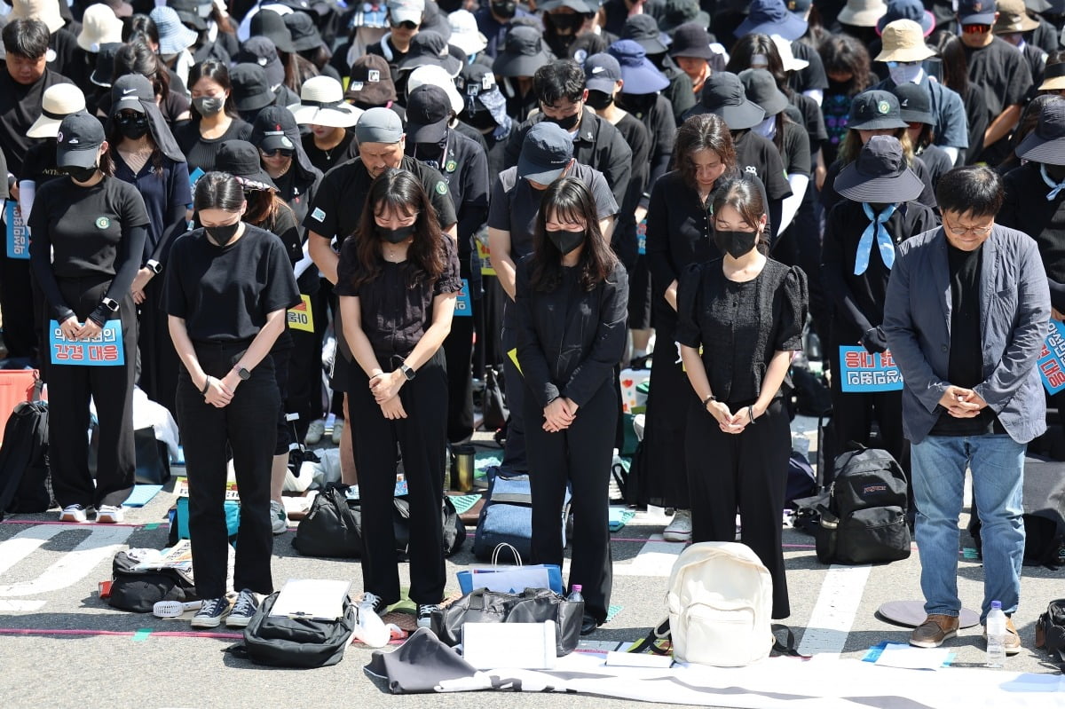  교사들이 2일 오후 서울 영등포구 국회대로에서 열린 '50만 교원 총궐기 추모 집회'에서 묵념하고 있다. 사진=연합뉴스