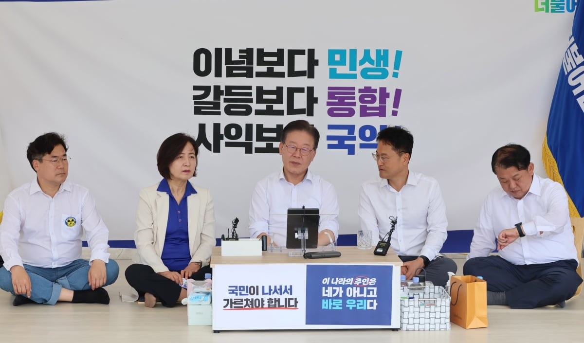 추미애 전 법무부 장관이 지난 3일 오후 국회 본청 앞에서 나흘째 카지노 게임 사이트을 이어가고 있는 더불어민주당 이재명 대표를 위로 방문하고 있다. 왼쪽부터 박찬대 최고위원, 추 전 장관, 이 대표, 김정우 전 의원, 김병주 의원. /사진=연합뉴스