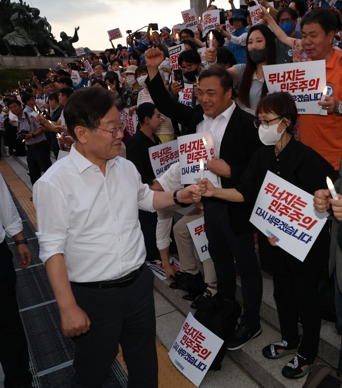 더불어민주당 이재명 대표가 5일 국회 앞 계단에서 민주주의 회복 촛불문화제 참가자들과 인사하고 있다. 사진=연합뉴스