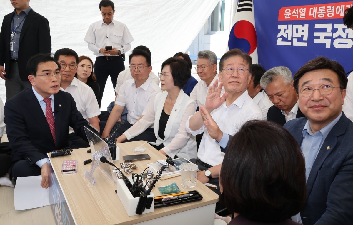 더불어민주당 이재명 대표가 단식 투쟁 중인 국회 앞 천막에서 국민의힘 카지노 꽁 의원을 만나고 있다. 이 대표가 퇴장을 요구하는 당직자들에게 그만하라는 손짓을 하고 있다. 태 의원은 본회의장 야당 의원들의 발언에 항의하기 위해 이재명 대표를 찾았다. 사진=연합뉴스