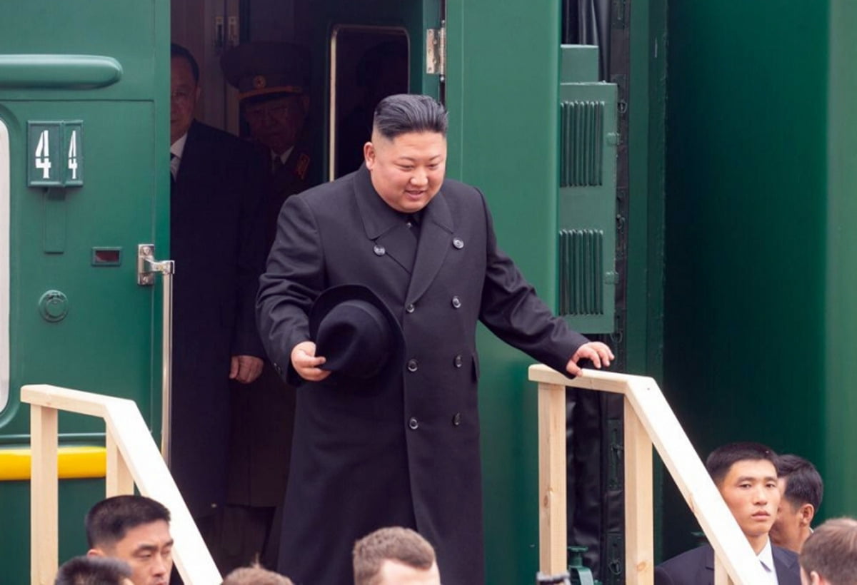 김정은 북한 국무위원장이 2019년 4월 24일  전용 열차로 러시아와 북한의 접경 지역인 하산역에 도착, 열차에서 내리는 모습의 자료사진. 사진=연합뉴스