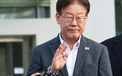 운전면허증 꺼낸 이재명 변호사 "직인 찍혔다고 결제한 건 아냐"