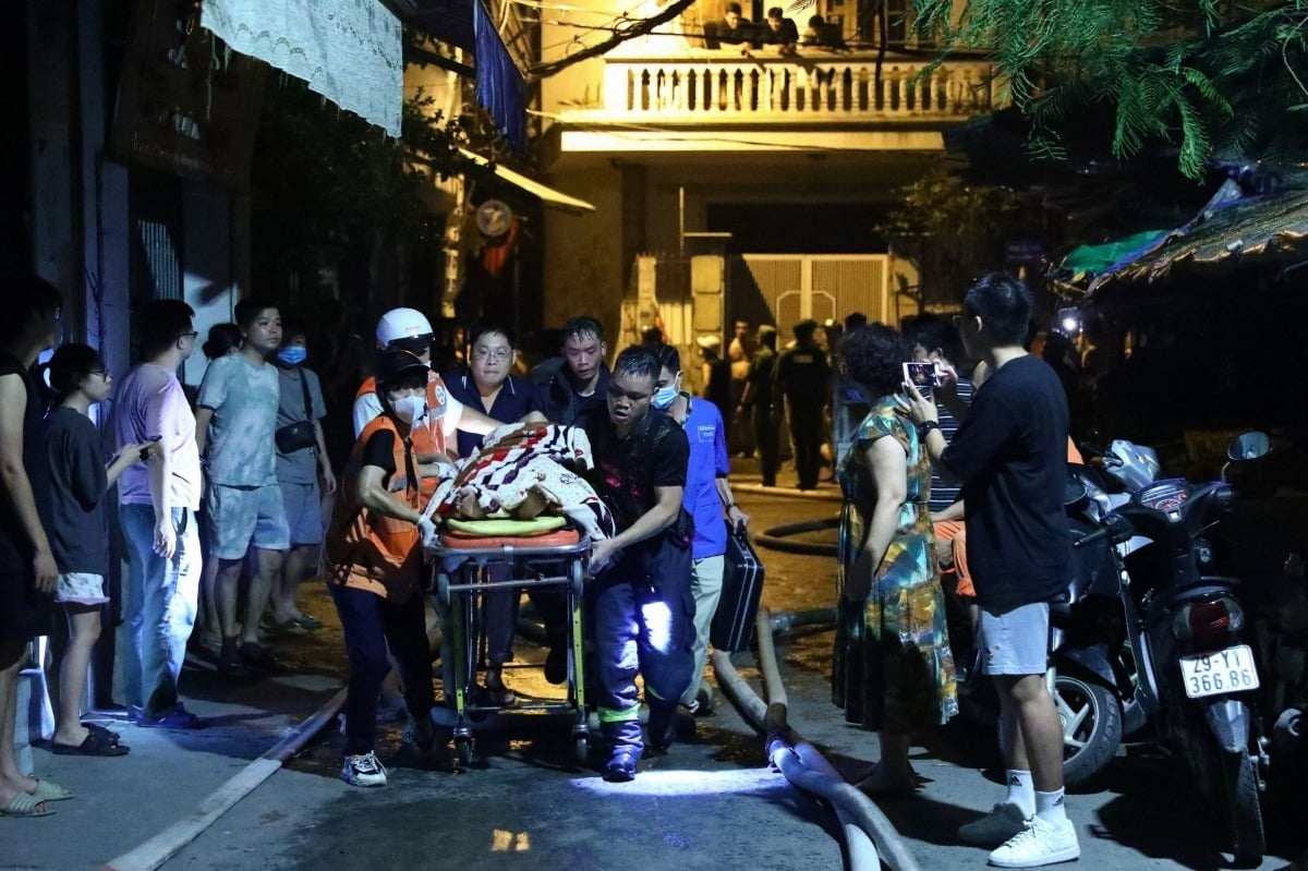 화재가 발생한 베트남 수도 하노이의 아파트에서 13일 구조대원들이 부상자를 이송하고 있다. /사진=AFP