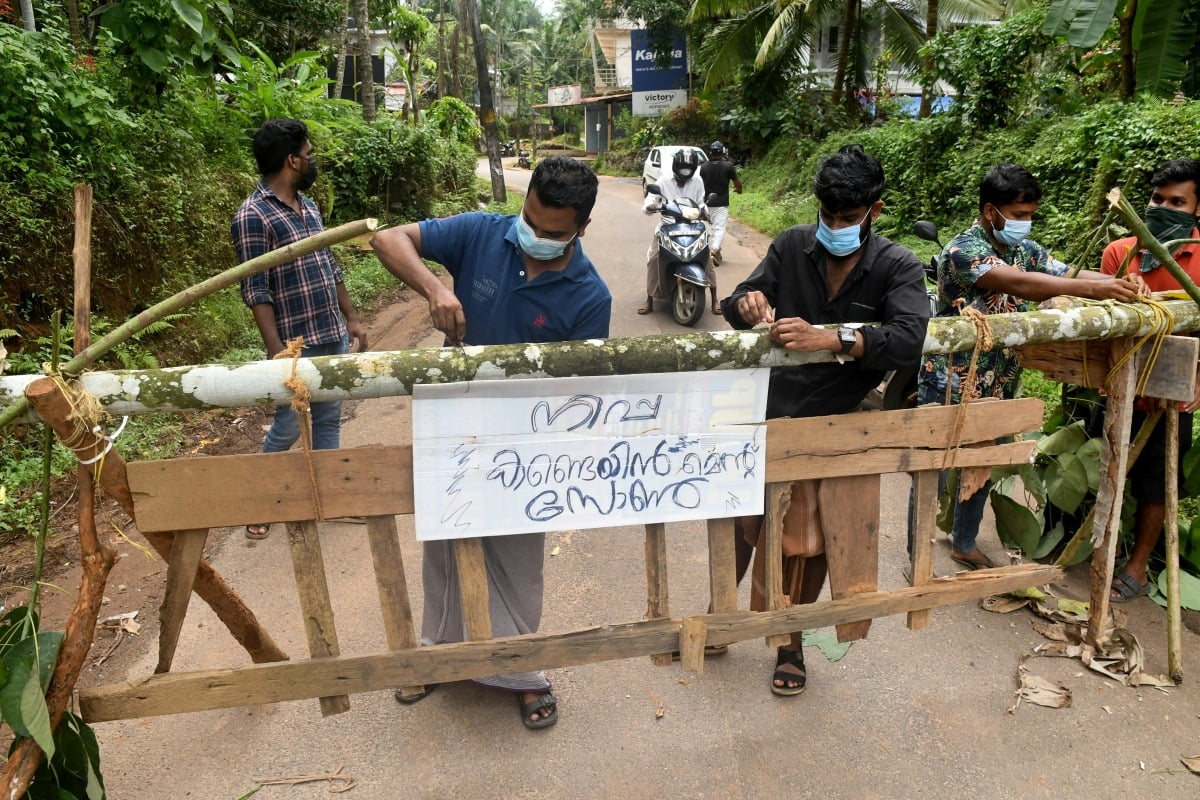 '니파 봉쇄지역' 안내판을 부착하는 인도 케랄라 주민들. /사진=로이터