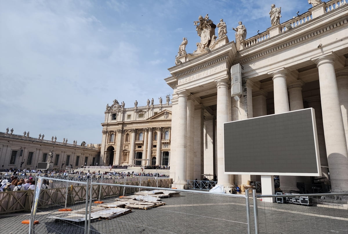 13일(현지시간) 바티칸 성 베드로 광장에 삼성전자 옥외 전광판이 설치돼있다. 사진=연합뉴스