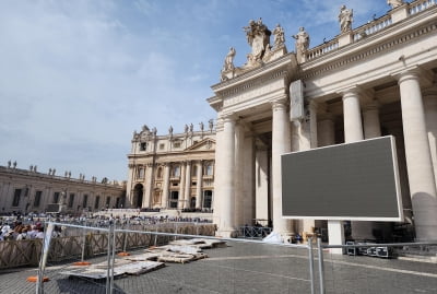 '삼성 전광판' 바티칸 성베드로광장에 설치…교황, 감사 표해