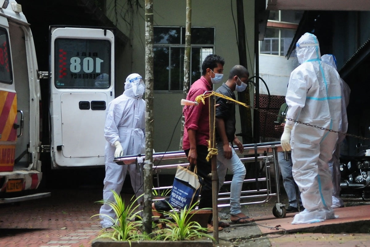 보호장구를 착용한 보건 요원들이 니파바이러스에 감염된 사람과 접촉한 사람들을 인도 케랄라주 코지코드의 정부 병원 격리 센터로 이동시키고 있다. /사진=AFP