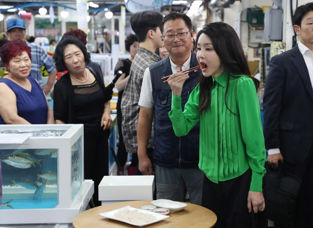 부산 기장시장서 가자미 회 맛보는 김건희 여사 (사진=연합뉴스)