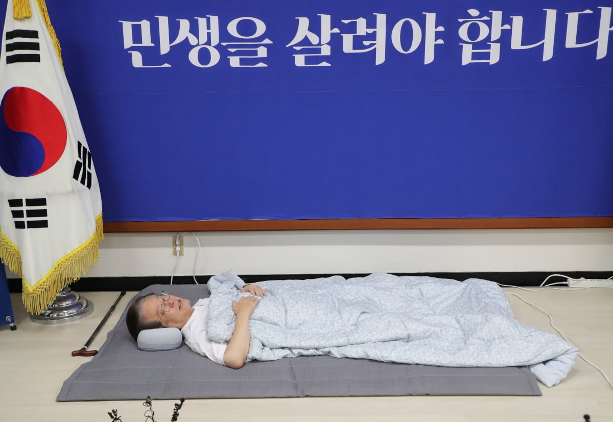 지난 15일 이재명 더불어민주당 대표가 국회 당대표실에 누워있다./사진=연합뉴스