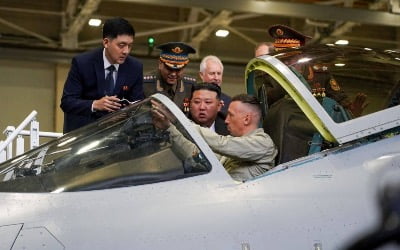 '무기 투어' 나선 김정은…러 첨단 전투기 공장 시찰