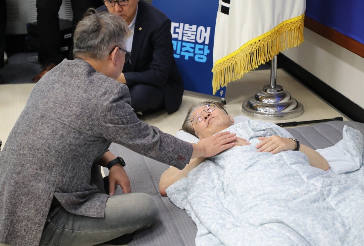 15일 단식 투쟁 16일차인 더불어민주당 이재명 대표가 국회 당대표실에서 조응천 의원을 만나고 있다. 사진=연합뉴스