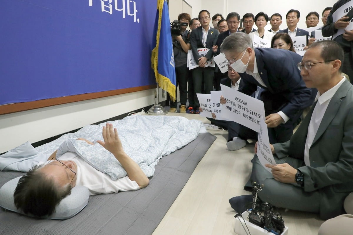 15일 국회 더불어민주당 대표실에서 의원들이 이재명 대표에게 단식 중단을 촉구하고 있다./ 사진=연합뉴스