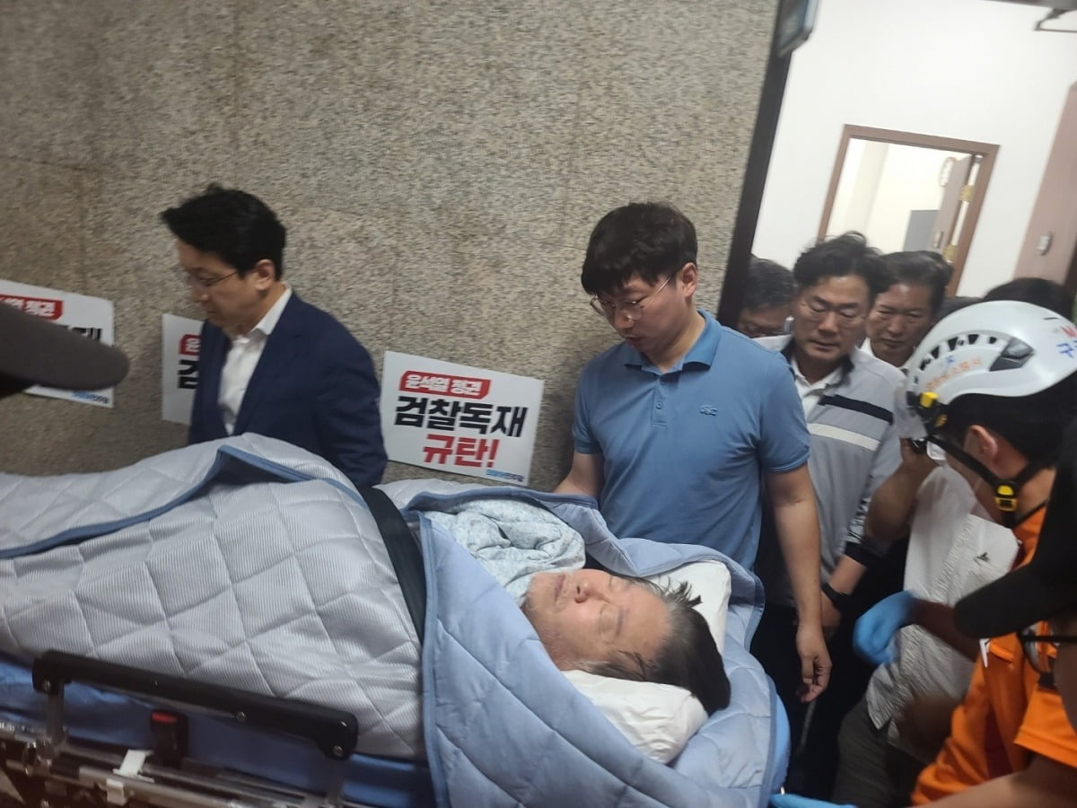 단식 중이던 더불어민주당 이재명 대표가 18일 건강이 악화돼 국회에서 병원으로 후송되고 있다. 사진=연합뉴스