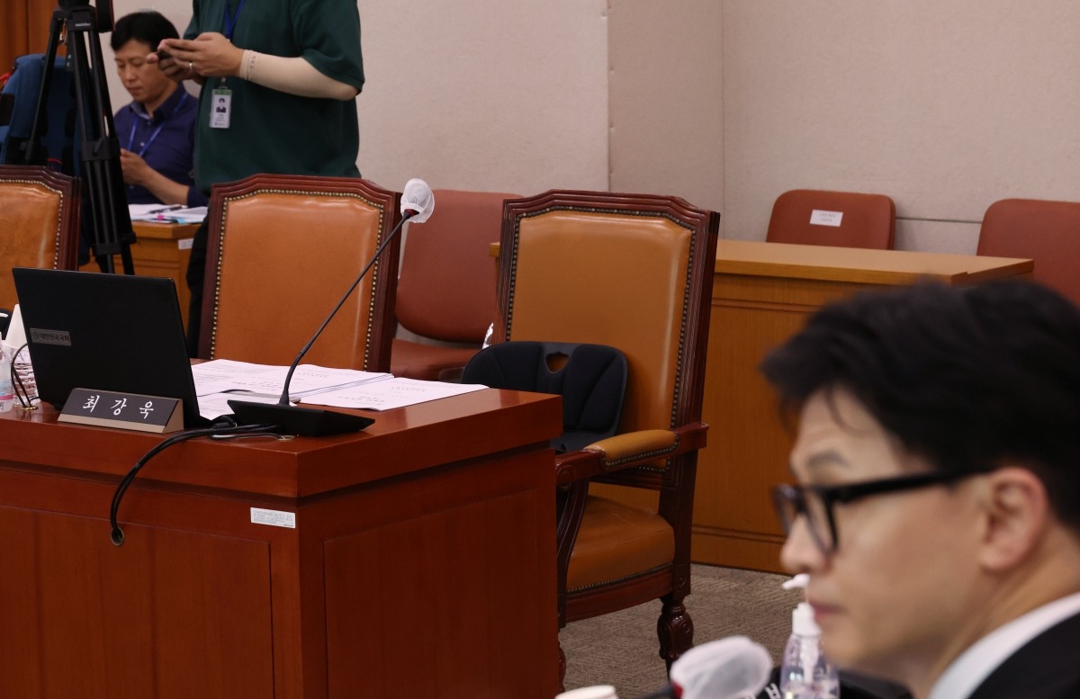 18일 국회에서 열린 법제사법위원회 전체회의에 더불어민주당 최강욱 의원의 자리가 비어있다. 오른쪽은 한동훈 법무장관. 사진=연합뉴스
