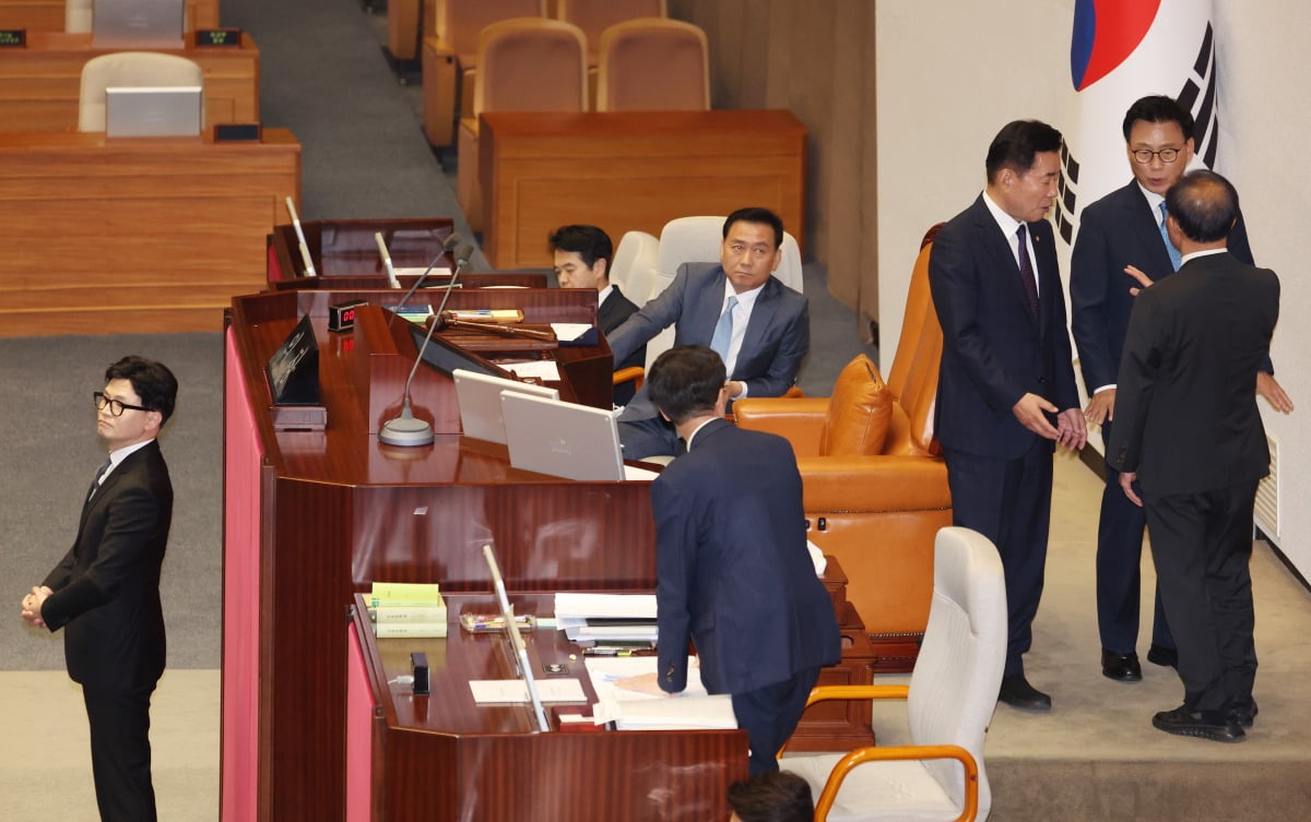  21일 국회 본회의장에서 더불어민주당 이재명 대표 체포동의안 표결을 앞두고 한동훈 법무장관이 체포동의안 요청 이유를 설명 하던 중 소란이 일어나 여야 원내대표와 김진표 국회의장이 논의를 하고 있다./ 사진=연합뉴스