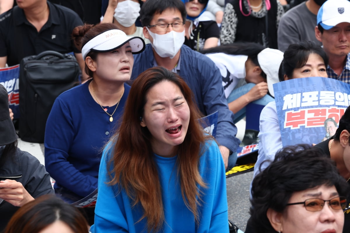 더불어민주당 이재명 대표 체포동의안이 가결된 21일 오후 서울 영등포구 국회 앞에서 이 대표 지지자들이 탄식하고 있다./사진=연합뉴스