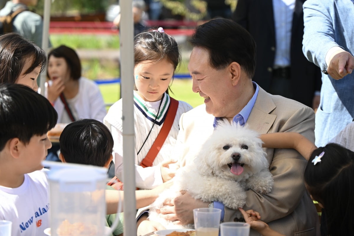 윤석열 대통령이 24일 서울 용산어린이정원에서 추석을 앞두고 열린 '추석맞이 팔도장터'를 찾아 어린이와 대화하고 있다.<BR> 사진=연합뉴스