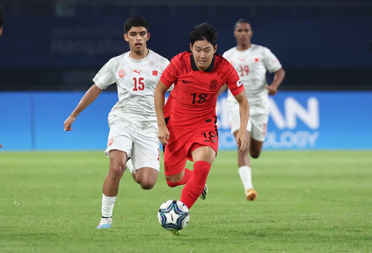 24일 중국 저장성 진화 스포츠센터 스타디움에서 열린 19회 항저우 아시안게임 남자축구 조별리그 최종전 대한민국과 바레인의 경기. 이강인이 드리블을 하고 있다. / 사진=연합뉴스