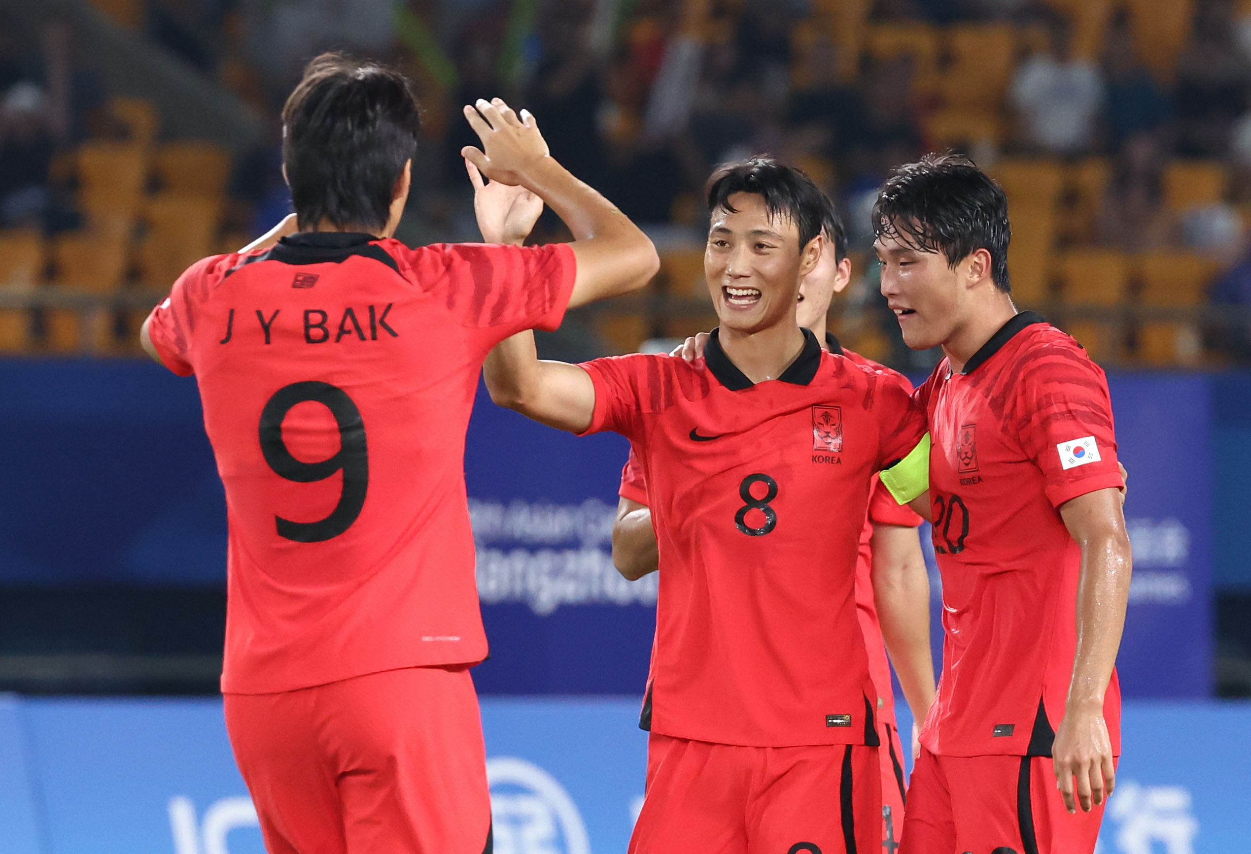 24일 중국 저장성 진화 스포츠센터 스타디움에서 열린 19회 항저우 아시안게임 남자축구 조별리그 최종전 대한민국과 바레인의 경기. 백승호가 팀 두번째 골을 넣고 동료선수들과 환호하고 있다. 사진=연합뉴스