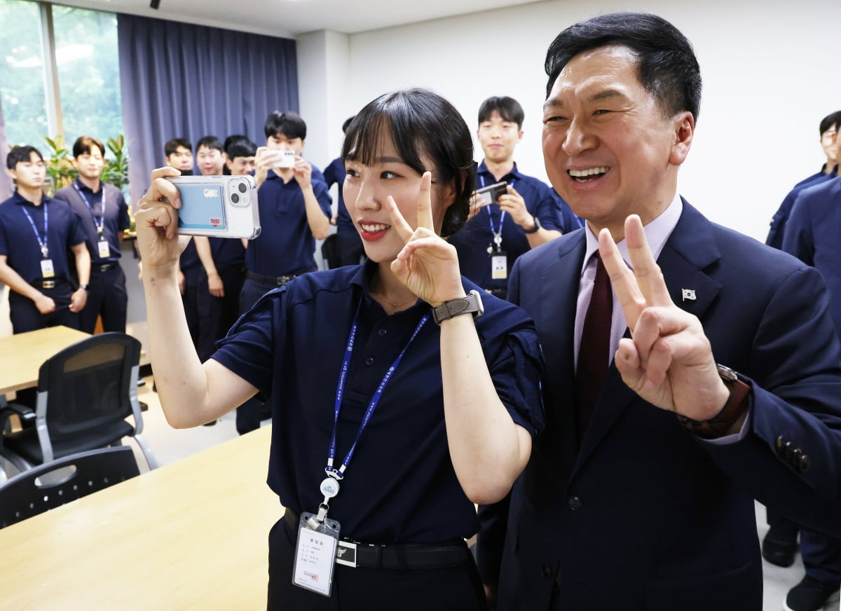 국민의힘 김기현 대표가 26일 오후 서울 여의도 국회경비대를 찾아 대원들과 기념 촬영을 하고 있다./ 사진=연합뉴스