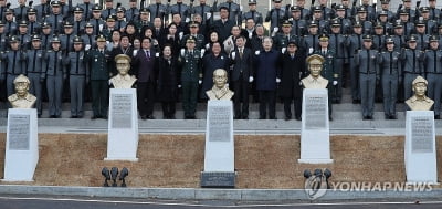 국방장관, '육사에 맥아더·백선엽 동상?' 질문에 "계획 없다"