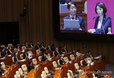 이동관 "국기 흔드는 악의적 사고 내면 존폐 자체 재검토해야"