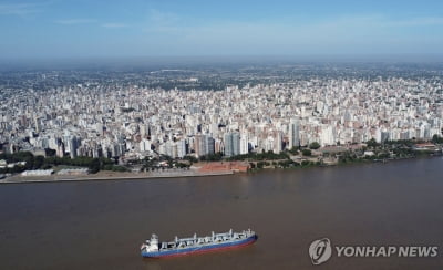 한푼 아쉬운 아르헨 "강 통행세 내"…이웃국가 "일방 결정" 반발