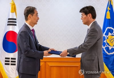 한총리, 해임건의안 통과에도 말 아낀 채 민생 행보
