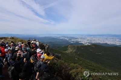 "반갑다 인왕봉"…무등산 정상, 57년만에 빗장 풀었다