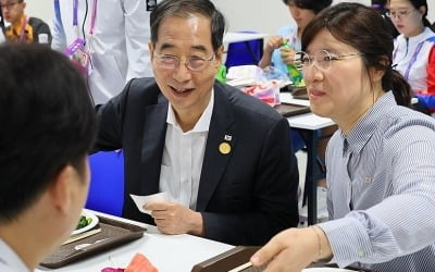 한총리, 항저우서 韓선수단 격려…강원동계유스올림픽 홍보도