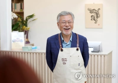 與 "文, 이재명 구속 위기에도 평산책방 자화자찬…기가 찰 뿐"