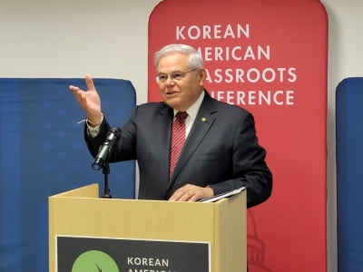 '수뢰 혐의 기소' 美 상원 외교위원장, 당내서도 사퇴압력 직면