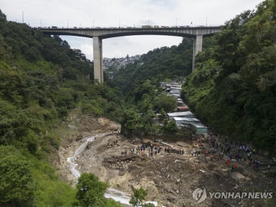 '폭우' 과테말라서 강물이 판자촌 휩쓸어…"최소 19명 사망실종"