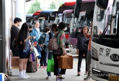 '고향 앞으로'…김해공항·부산역·버스터미널 귀성행렬 시작