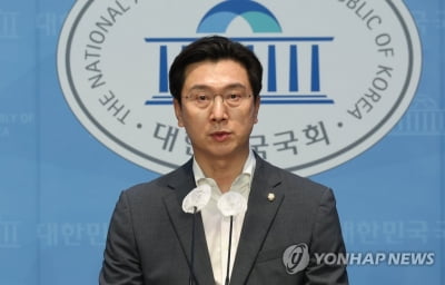 與 "이재명 영수회담 제안 뜬금없어…여야대표 회담부터 응하라"