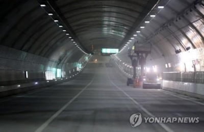 인천 북항터널서 승용차끼리 추돌…임신부 등 2명 부상