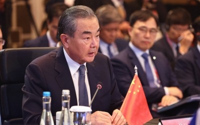 中 왕이, 러시아 외무장관과 회담…‘북중러 삼각관계’ 촉각