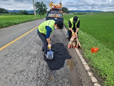 이대옆 앞 도로에 구멍이 '뻥'…6시간 도로 통제