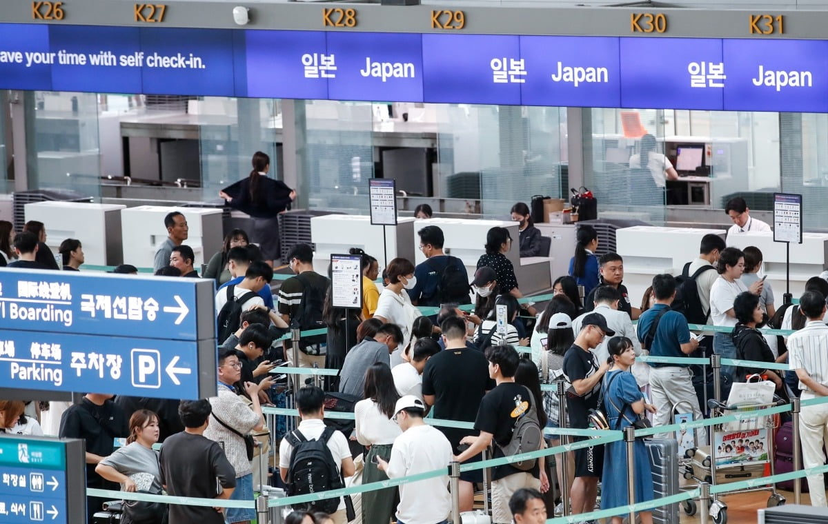 인천국제공항 제1여객터미널 출국장에서 일본행 여행객들이 출국수속을 기다리고 있다. 사진=뉴스1