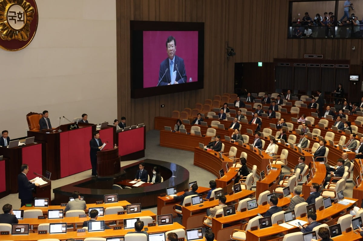 설훈 더불어민주당 의원은 지난 5일  '대통령 탄핵'  관련 발언으로 국민의힘 의원들의 항의를 받았다. 뉴스1