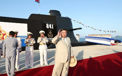 [속보] 북한 "전술핵공격잠수함 건조"…김정은 시찰