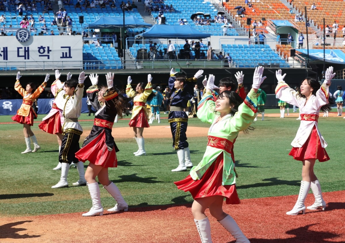  8일 오전 서울 양천구 목동야구장에서 열린 고려대·연세대 친선경기대회(고연전)에서 고려대 응원단이 열띤 응원을 하고 있다. 사진=뉴스1