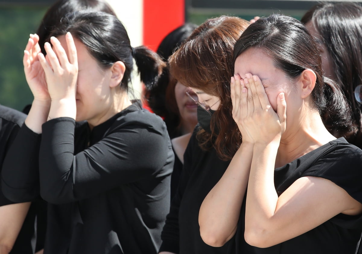 학부모로부터 악성 민원에 시달리다 극단적 선택을 한 것으로 알려진 대전 초등학교 교사의 발인이 거행된 9일 숨진 교사의 운구행렬이 학교에 도착하자 참배객들이 오열하고 있다. 사진=뉴스1