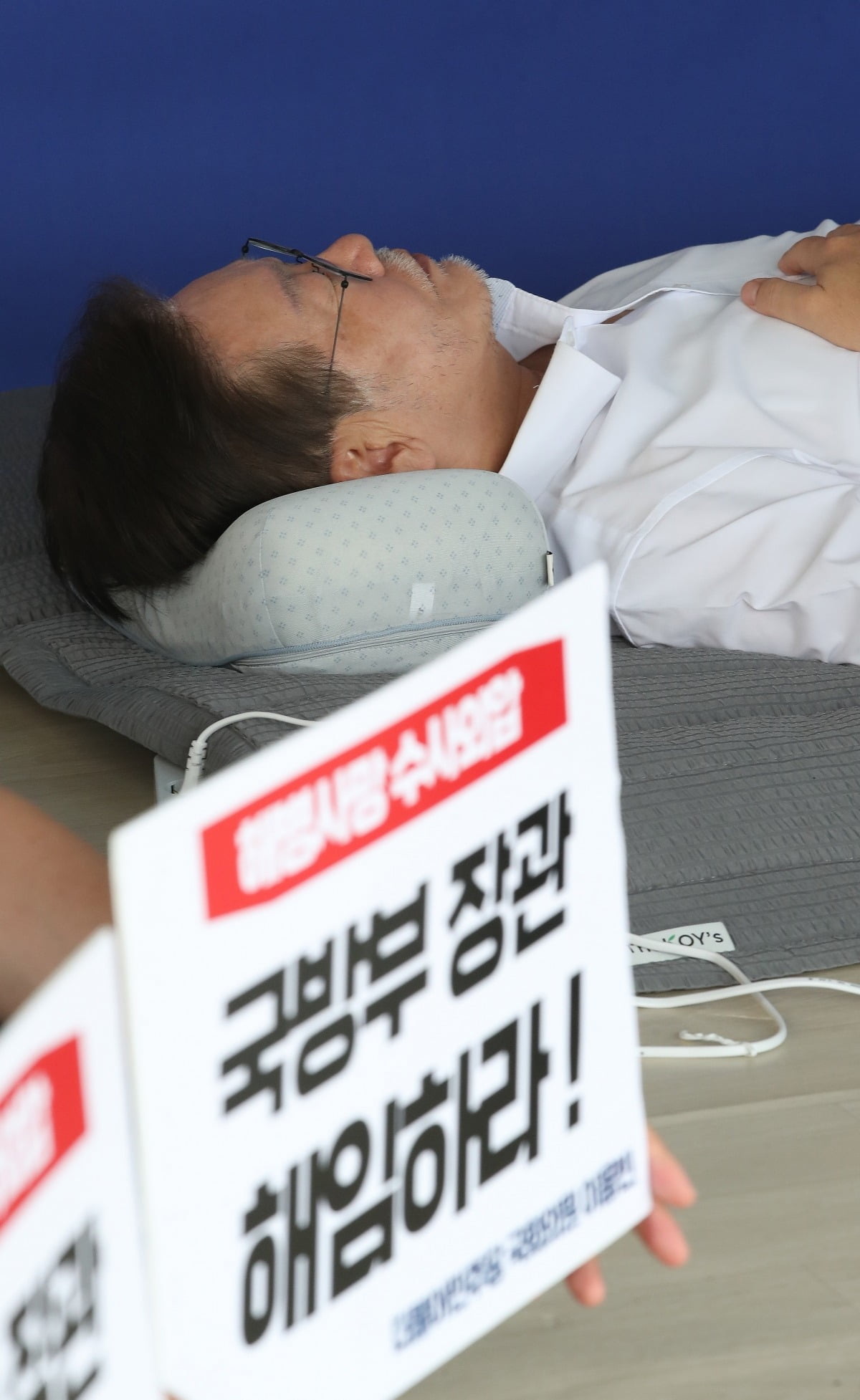 단식 11일차인 이재명 대표가 10일 서울 여의도 국회 앞 단식투쟁천막에서 자리에 누워있다. 사진=뉴스1